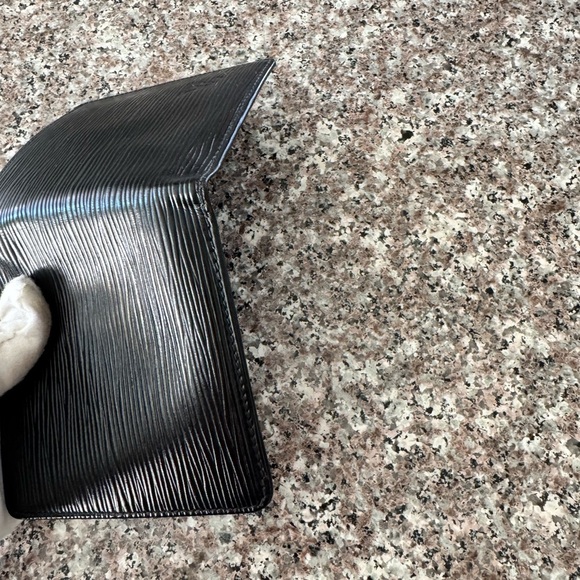 - Louis Vuitton Men's epi Black Wallet good condition - Picture 4 of 11